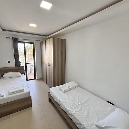 Apartment Queen Gate 4 *