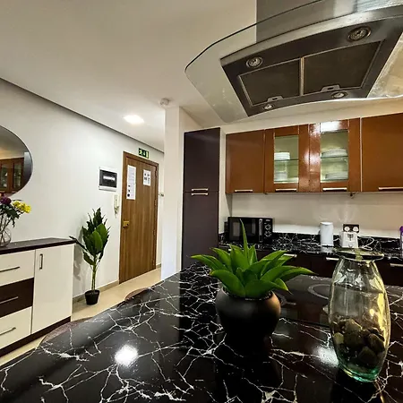 Queen Gate 4 *